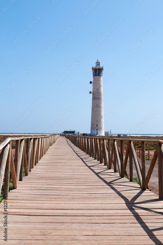 Fuerteventura, Isole Canarie: la staccionata di legno e il faro di Morro Jable, il più alto delle Canarie, inaugurato nel 1991, il 7 settembre 2016 Fuerteventura, Isole Canarie: la staccionata di legno e il faro di Morro Jable, il più alto delle Canarie, inaugurato nel 1991, il 7 settembre 2016