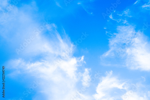 blauer Himmel mit interessanten Wolkenformen photo