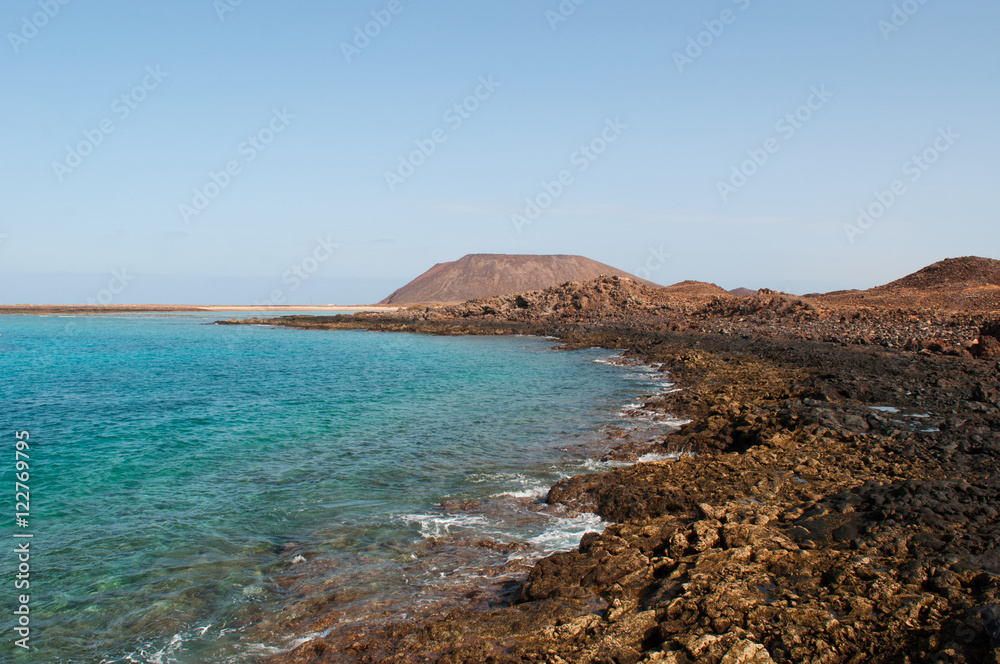 Isole Canarie: acqua cristallina e vista dell'Isolotto di Lobos, che si trova 2 chilometri a nord di Fuerteventura, il 4 settembre 2016 Isole Canarie: acqua cristallina e vista dell'Isolotto di Lobos, che si trova 2 chilometri a nord di Fuerteventura, il 4 settembre 2016
