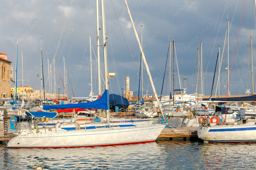 Obraz premium Chania. Fishing boats and yachts in the harbor.