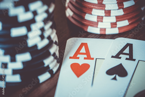 Zwei Asse in Schwarz und Rot mit Casino Chips