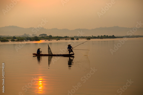 Silhouette Two fishermen © EmmaStock