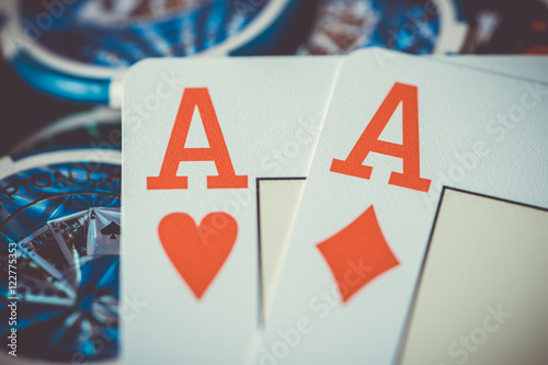 Zwei Asse auf dem Tisch mit Chips im Hintergrund