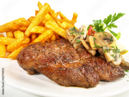 Schweinenackensteak mit Champignons und Pommes Frites