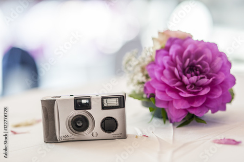 Einwegkamera auf Hochzeitstafel