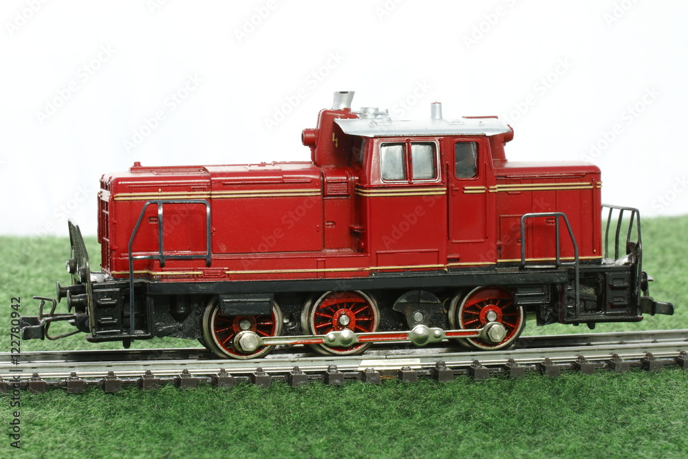 Fototapeta premium Modell Diesellok auf Schienen