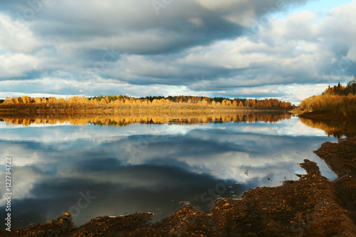 Fototapeta Naklejka Na Ścianę i Meble -  river in autumn