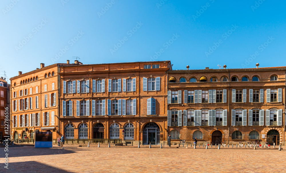 Façades place Saint-Étienne à Toulouse, Midi-Pyrénées en Occitanie, France