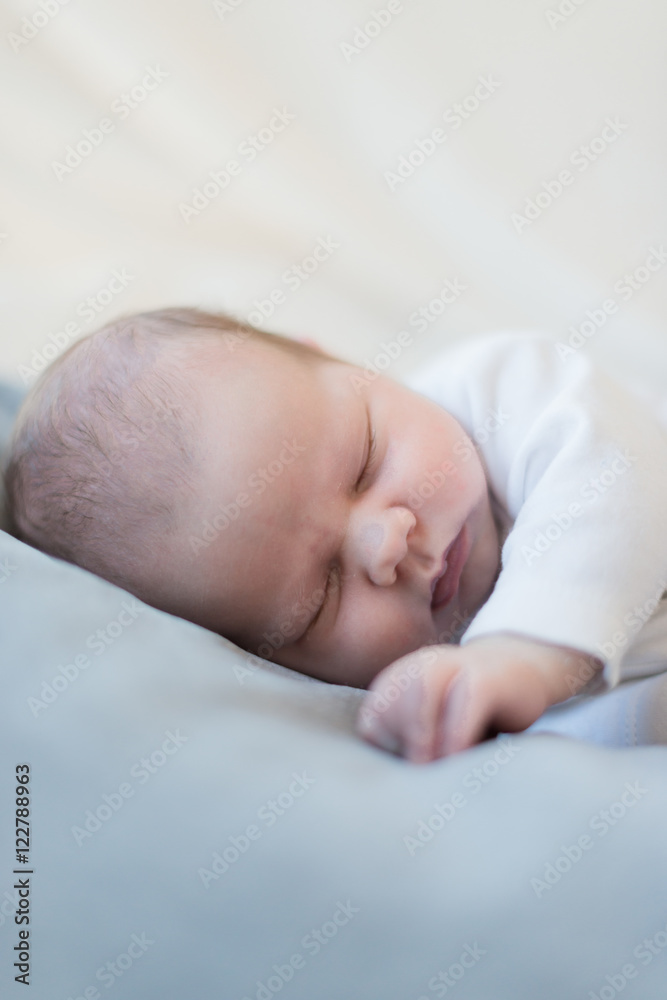 Neugeborenes Baby schläft zufrieden auf Decke Neugeborenes Baby schläft zufrieden auf Decke