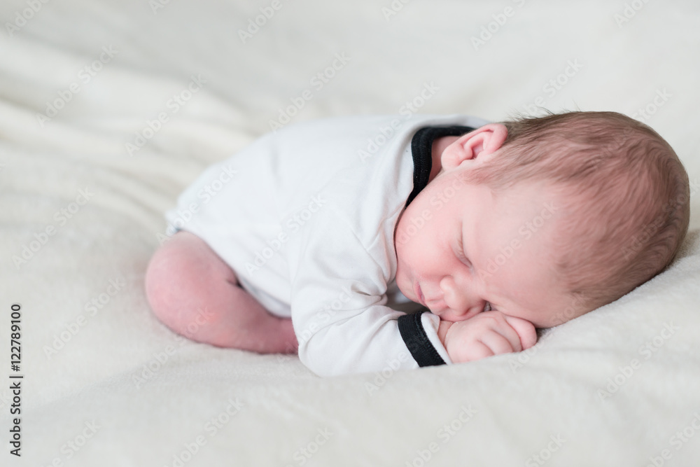 Neugeborenes Baby schläft zufrieden auf Decke Neugeborenes Baby schläft zufrieden auf Decke