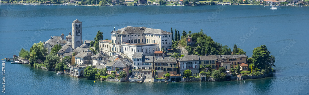 Obraz premium Overview of Lake Orta with the island of San Giulio