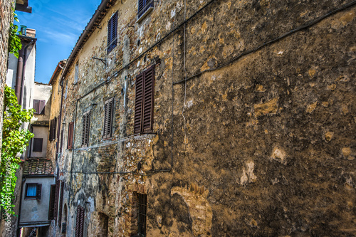 narrow backstreet in Tuscany © Gabriele Maltinti