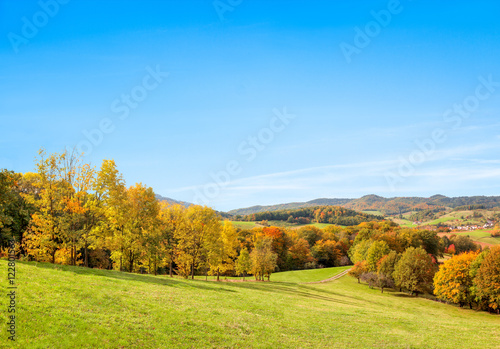 Landschaft im Herbst vor blauem Himmel als Hintergrund