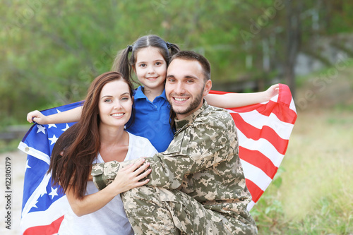 Принти на полотні US army soldier with family and USA flag in park