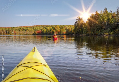 Kajakfahren auf einem See im Herbst