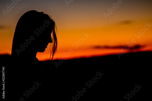 Silueta femenina al atardecer