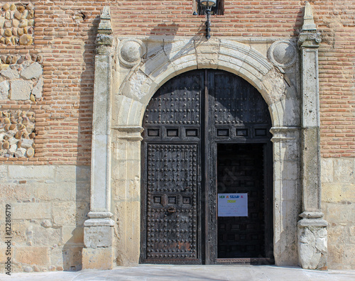 Puerta de iglesia católica antigua

