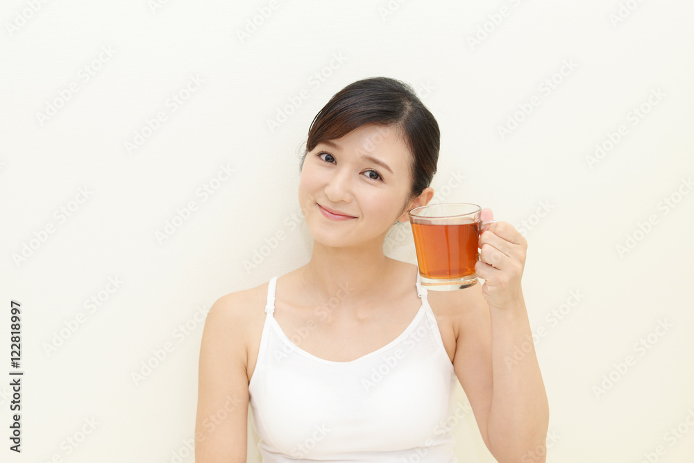 紅茶を飲み寛ぐ女性 紅茶を飲み寛ぐ女性