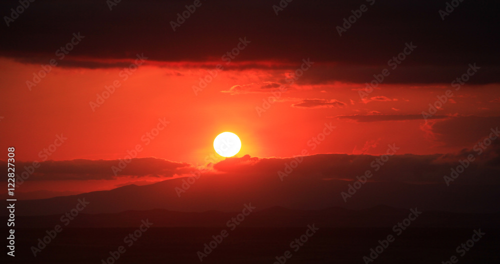 Coucher de soleil sur les montagnes de Tanzanie