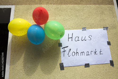 Hofflohmarkt: In Haus, Garten oder Hof werden Flohmärkte gemacht photo