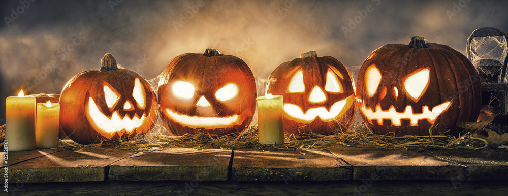 Obraz premium Scary halloween pumpkins on wooden planks