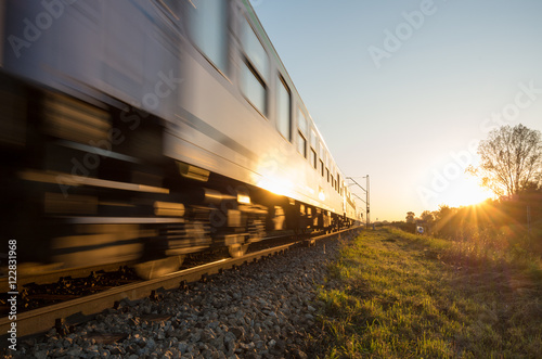 Pociąg pasażerski w ruchu