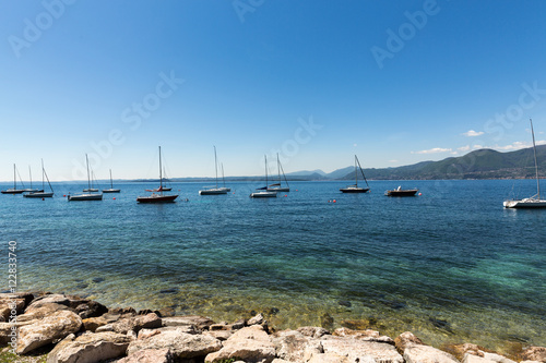 Foto Shore of the Lake Garda in the village of Torri del Benaco in Italy