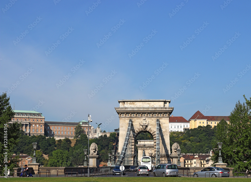Fototapeta premium traffic on chain bridge Budapest Hungary