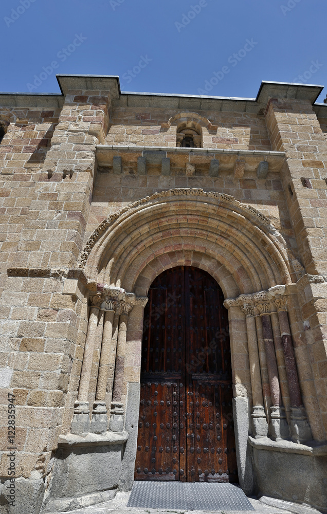  Iglesia Parroquial de San Pedro,templo románico ubicado en Ávila,en la Plaza de Santa Teresa o Plaza del Mercado Grande.Castilla y León,España. 