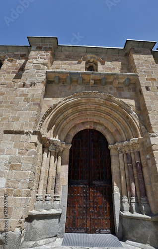  Iglesia Parroquial de San Pedro templo rom  nico ubicado en   vila en la Plaza de Santa Teresa o Plaza del Mercado Grande.Castilla y Le  n Espa  a. 