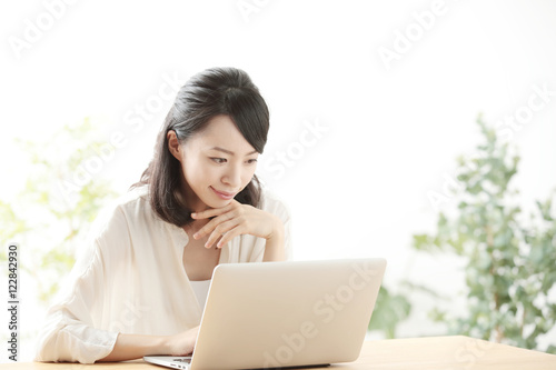 パソコン・若い女性