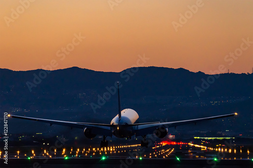 Airplane landing at dusk (夕焼けの航空機着陸シーン) 