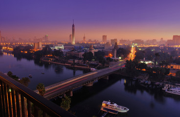 Fototapete Ägypten KAIRO - ÄGYPTEN - DEZEMBER 2010: Panorama von Kairo und von Nil, Bewegung am Morgen, Sonnenaufgang, Ansicht von der Spitze, mit Kairo-Turm, Gebäuden, Auto und Booten.  © atdigit