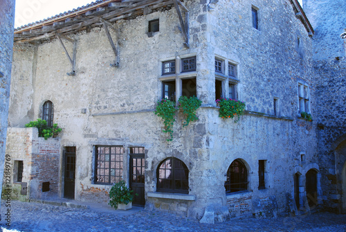Pérouges : village médiéval et chapelle