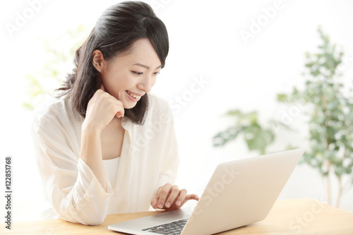パソコン・若い女性