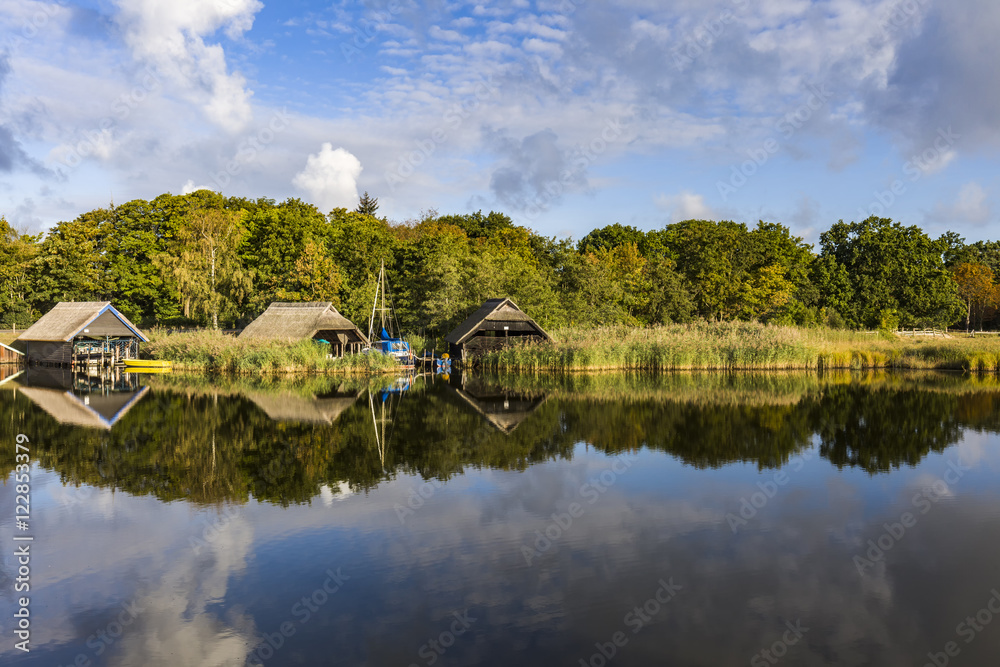 Bootshäuser am Hafen von Prerow, Fischland Darß Bootshäuser am Hafen von Prerow, Fischland Darß