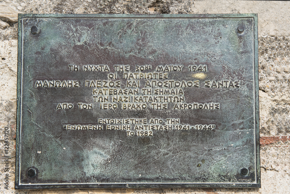 Gedenktafel erinnert an Partisanen, die die Nazifahne von der Akropolis entfernten, Athen, Griechenland Gedenktafel erinnert an Partisanen, die die Nazifahne von der Akropolis entfernten, Athen, Griechenland
