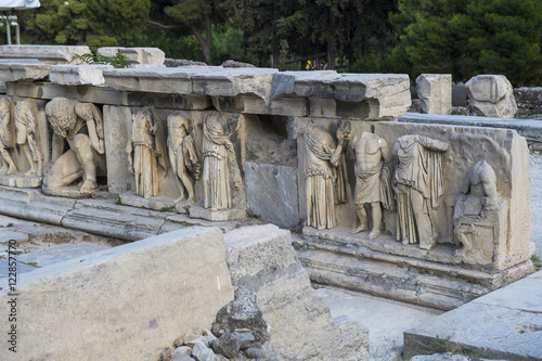 Relief-Fries beim Dionysos-Theater am Burghügel der Akropolis in Athen, Griechenland photo
