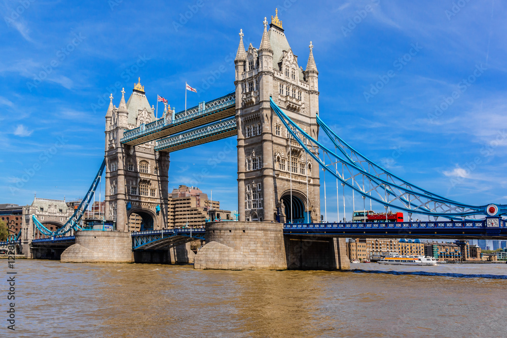 Obraz premium Tower Bridge (1886 - 1894) nad Tamizą - kultowy symbol Londynu