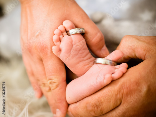 Die Eheringe an Babys Füsschen © BildwerX Photography