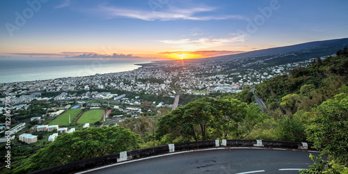 Lever de soleil sur Saint-Denis de la Réunion . photo