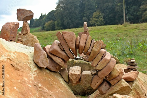 Cuadro en lienzo Steinbalance am Fuldaufer bei Guntershausen