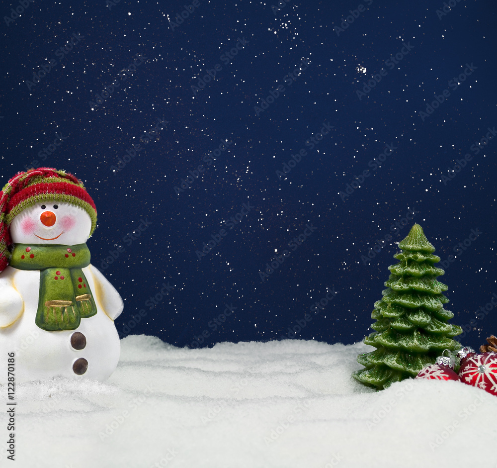 Φωτογραφία Schneemann und Tannenbaum mit weihnachtlicher Dekoration vor Sternenhimmel und K