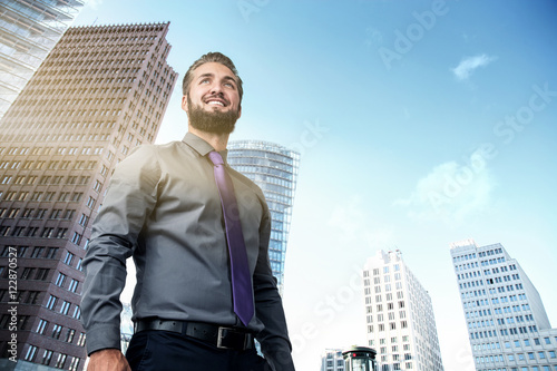 Photography Attraktiver Geschäftsmann vor gläsernen Bürogebäuden
