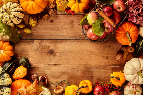 Fotografi Bunches of squash around blank area on table