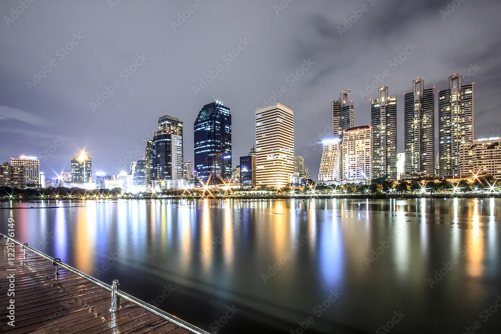 Obraz premium Lake in Bangkok city at night.