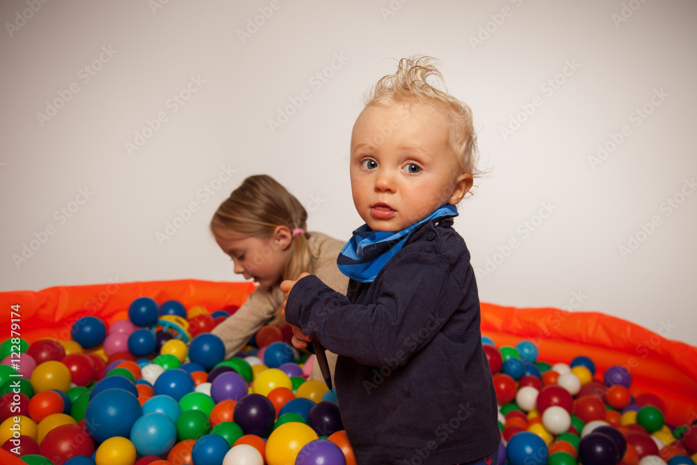 Obraz premium Geschwister spielen