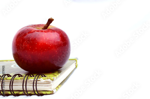 De regreso al colegio o universidad  nada mejor que una alimentación saludable como una deliciosa y nutritiva manzana fresca. Fotografía tomada sobre un fondo blanco para un recorte fácil.