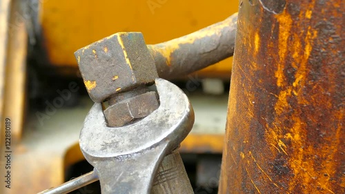 Tightening bolt8