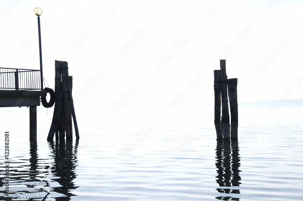 Fototapeta premium Lago di Anguillara / ormeggi del pontile